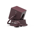 Square 1 with 30W Dual USBC & Magnetic base, 1.8m Bourgogne Fra Avolt - Skift fra Avolt med et stilfuldt design med en lang PVC-ledning, en terning lavet af genbrugsplast og en magnetisk plade i bunden, der kan h&aelig;nges p&aring; v&aelig;ggen.
