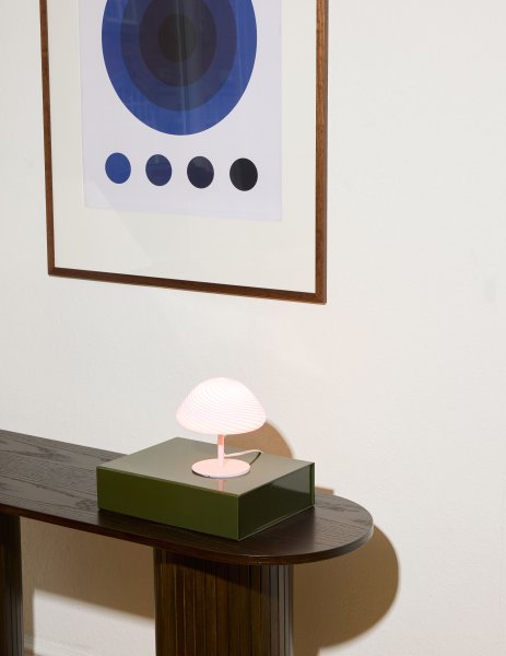 Mini Mush 17cm Lyserød bordlampe Fra Halo Design - Den unikke, vægformede skærm giver en blød og behagelig lysspredning, perfekt til at skabe en hyggelig atmosfære i ethvert rum.