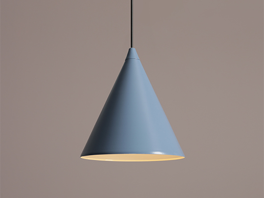 Form Ø24 Blå loftslampe Fra Artera - Denne minimalistiske pendel med sin elegante kegleformede skærm i en subtil bl&aring; ton er det perfekte valg til dig, der ønsker et stilrent og moderne look i dit hjem.