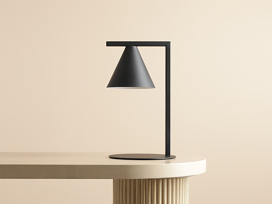 Form 40cm Sort bordlampe Fra Artera - Denne minimalistiske bordlampe med sin elegante kegleformede skærm i sort metal er det perfekte valg til dig, der ønsker et stilrent og moderne udtryk i dit hjem.