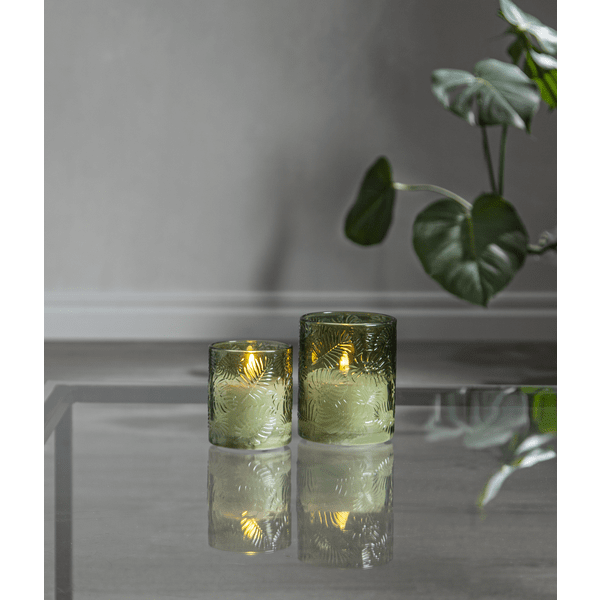 LED Lys Flamme Leaf Grøn Fra Star Trading - Det har en timerfunktion (6 timer t&aelig;ndt, 18 timer slukket), og n&aring;r kontakten er i timertilstand, skinner lyset i cirka 30 dage med en smuk, realistisk flamme i varm hvid.