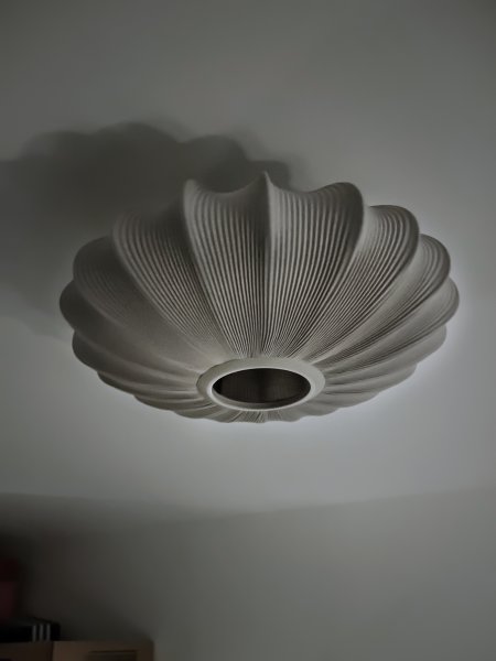 Mamsell Ø45 Grå plafond Fra Aneta Lighting - Mamsell er et loft, der kombinerer charme og elegance i et unikt, organisk inspireret design.