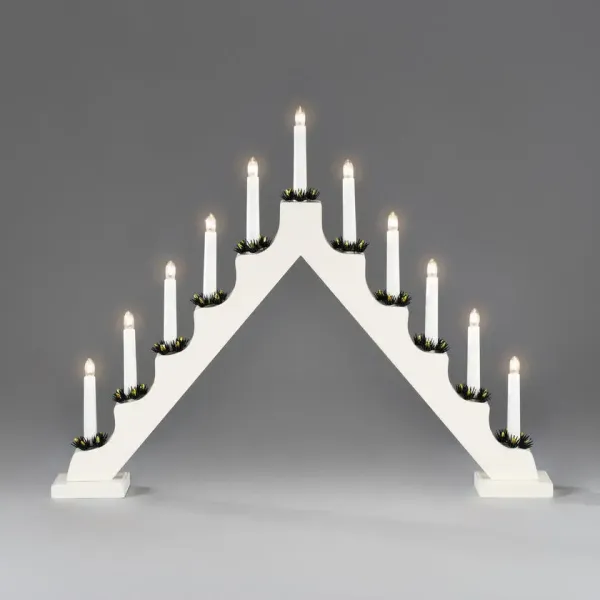 Candelabra 11 Lights Hvid Fra Konstsmide - Med sine 11 stearinlys i klassisk trapezform og dekorative manchetter skaber den en varm og festlig stemning i hjemmet.