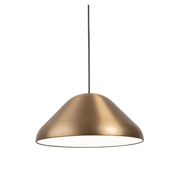 Enna Ø43 Messing loftslampe Fra Airam - Den store og afrundede pendel i metal med messingfinish passer til mange typer interi&oslash;r og som spisebordslampe.