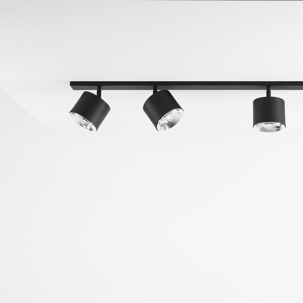 Bot 6 Sort spotlight Fra Artera - Lampens justerbare spotlights gør det nemt at rette lyset præcis derhen, hvor der er brug for det, hvilket skaber en fleksibel og effektiv belysning.