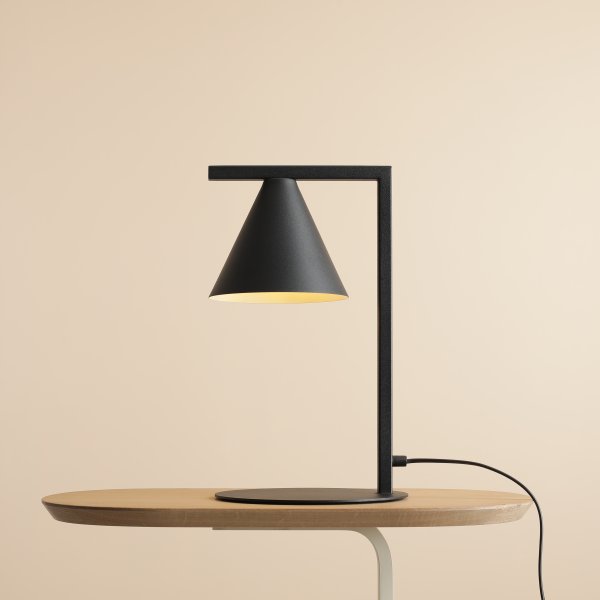 Form 40cm Sort bordlampe Fra Artera - Denne minimalistiske bordlampe med sin elegante kegleformede skærm i sort metal er det perfekte valg til dig, der ønsker et stilrent og moderne udtryk i dit hjem.