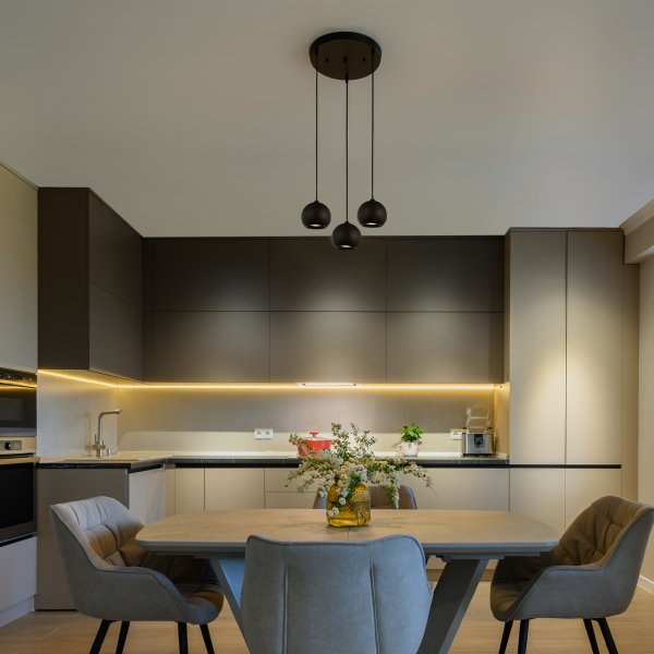 Eindhoven Ø40 Sand sort loftslampe Fra Searchlight - En lampe, der bringer både karakter og praktisk belysning til dit hjem, uanset hvor den er placeret.