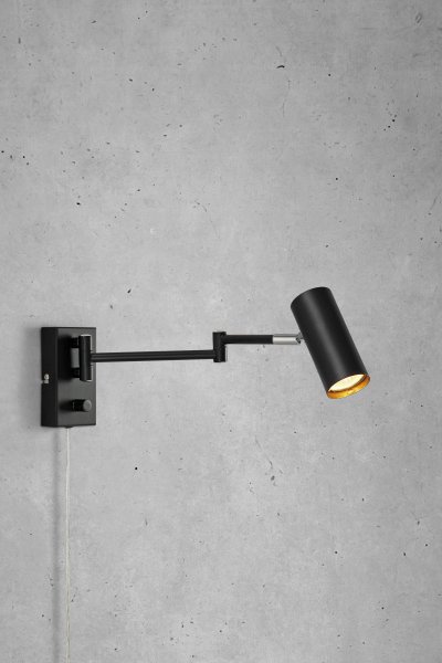 Torino Sort læselampe Fra Markslöjd - Den er udstyret med en afbryder på lampen med indbygget lysdæmper.