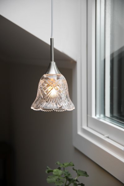 Luna Ø14 Gennemsigtig/stål vindueslampe Fra Markslöjd - Vindueslampe i transparent glas med fine detaljer i satin nikkelfinish og en dekorativ, blødt buet form i bunden - et romantisk design, der skaber en varm og imødekommende følelse i vinduet eller et lille hjørne.