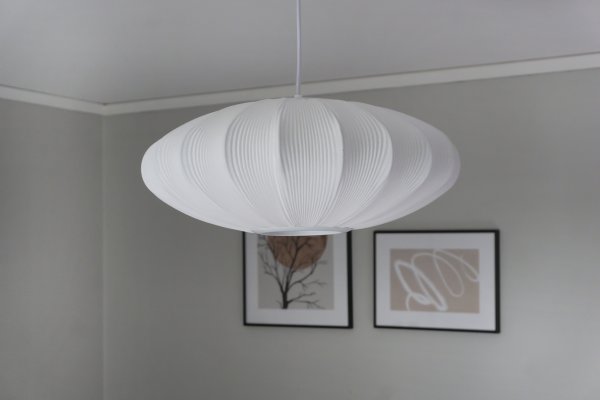 Mamsell Ø45 Hvid loftslampe Fra Aneta Lighting - Mamsell loftlampe er beklædt med fint plisseret strækstof, der giver et behageligt, let dæmpet lys.