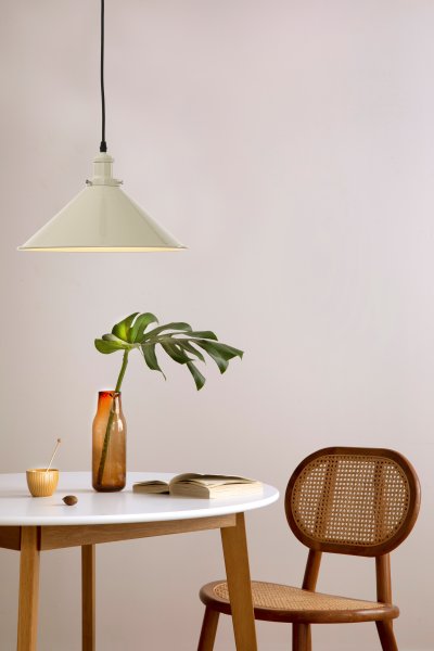 Paris Ø35 Beige loftslampe Fra Aneta Lighting - Det vintage-inspirerede design passer perfekt ind i både klassisk og moderne interiør og bliver en elegant detalje i hjemmet.