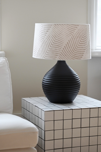 Romero 50cm Sort lampefod Fra Hallbergs - Den runde form og det dekorative mønster i form af striber skaber en hyggelig atmosfære i rummet.