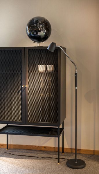 Sandnes 1 Sort gulvlampe Fra Aneta Lighting - stangen og et justerbart hoved.