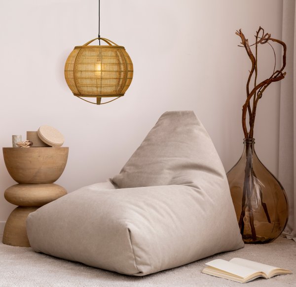 Borneo Ø58 Natur loftslampe Fra Aneta Lighting - Den håndlavede skærm filtrerer lyset fra lampen og spreder et blødt og behageligt lys i rummet.