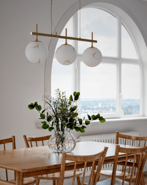 Bellagio 82cm Messing loftslampe Fra By Rydéns - Med sit marmorerede glas og elegante messingdetaljer giver den et eksklusivt og tidl&oslash;st pr&aelig;g til dit hjem.