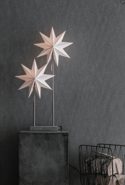 Duva Dobbelt 80cm Hvid Fra Markslöjd - Med sit moderne design og dobbeltstjerner i forskellige h&oslash;jder vil den v&aelig;re et perfekt indslag p&aring; bordet eller i vinduet i juletiden.