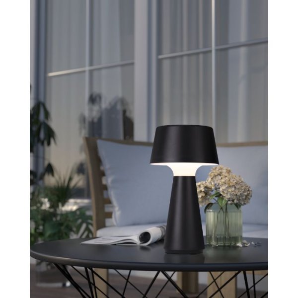 Huesa 30cm Sort Fra Eglo - Lampen er IP44-klassificeret og er derfor perfekt til b&aring;de indend&oslash;rs og udend&oslash;rs milj&oslash;er.