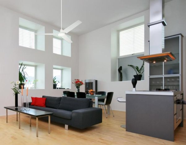 Industrial Ø142 Hvid Fra Westinghouse - Ventilatoren er kompatibel med fjernbetjening (k&oslash;bes separat og kan ikke kombineres med v&aelig;gkontakten) og kan monteres i lofter med h&aelig;ldning p&aring; op til 18&deg;.