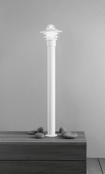 Käpylä 110cm Hvid pullerter Fra Airam - En glaskuppel beskytter lyskilden og leder lyset op og ned samt mellem armaturets farvematchede lameller.