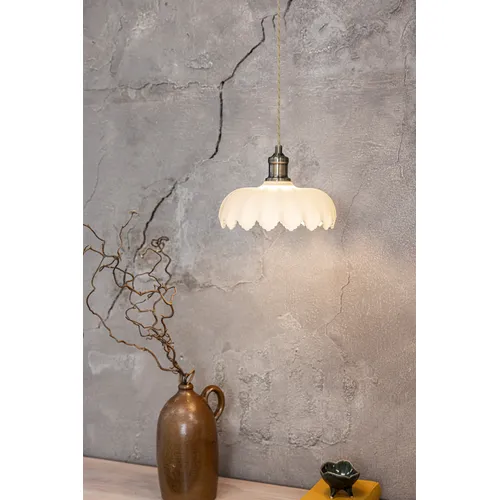 Kurage Ø25 Hvid loftslampe Fra Markslöjd - Lampen er i en m&aelig;lkehvid frostet farve og har en lampefod i messing.