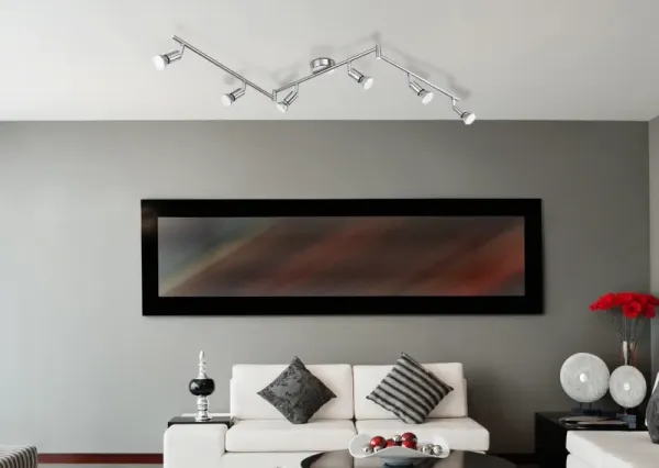 Matrix 6 Nikkel spotlight Fra Globo Lighting - 6st spotlights &auml;r monterade l&auml;ngs konstruktionen och ger en kraftfull belysning med 1500 lumen och en varmvit ljusf&auml;rg p&aring; 3000K, vilket skapar en behaglig atmosf&auml;r.