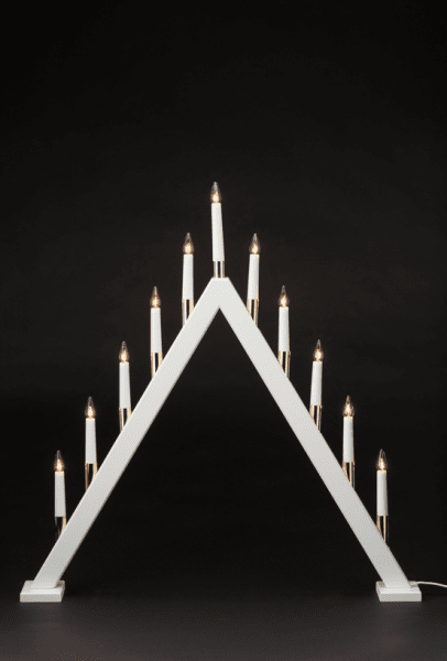 Hilda 11 Hvid Fra Pixie Design - Hilda lysestagen med 11 arme i hvid finish og gulddetaljer er en elegant og klassisk borddekoration, der bringer julestemningen ind i dit hjem.