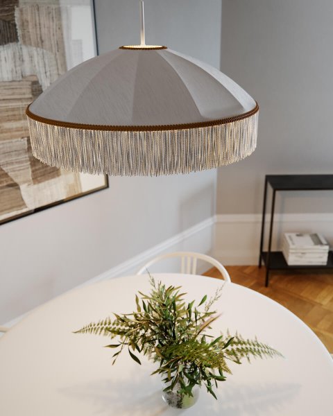 Francis Ø60 Hvid loftslampe Fra By Rydéns - Med en diameter på 60 cm og en højde på 35 cm bliver Francis en iøjnefaldende detalje i dit rum.