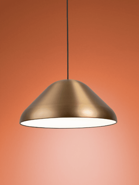 Enna Ø43 Messing loftslampe Fra Airam - Den store og afrundede pendel i metal med messingfinish passer til mange typer interi&oslash;r og som spisebordslampe.