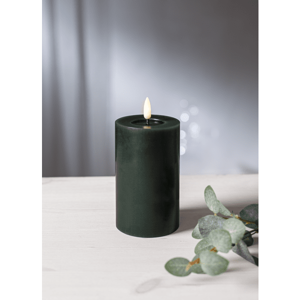 LED Bloklys Flamme Flow Grøn Fra Star Trading - Den har en timerfunktion og n&aring;r kontakten er t&aelig;ndt; timertilstanden t&aelig;nder lyset i 6 timer, 18 timer slukket, gentagne gange med en smuk realistisk flamme i varm hvid.