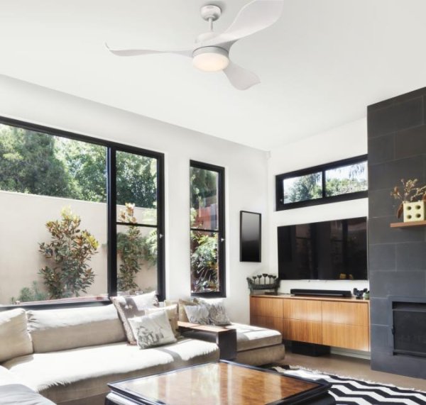 Pierre Ø132 Hvid Fra Westinghouse - Pierre loftventilator med dæmpbar LED-lyskilde og hvid finish er en moderne og elegant løsning til både soveværelser og stuer.