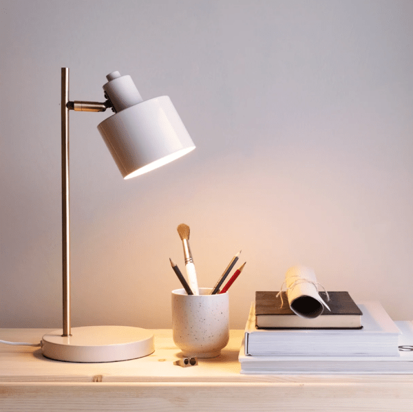 Ocean 43cm Beige skrivebordslampe Fra Dyberg Larsen - Med sin justerbare lampeskærm kan lyset nemt tilpasses til dine behov, hvilket skaber en behagelig atmosfære og farvestrålende i dit hjem.