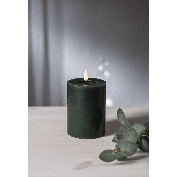 LED Bloklys Flamme Flow Grøn Fra Star Trading - Den har en timerfunktion og n&aring;r kontakten er t&aelig;ndt; timertilstanden t&aelig;nder lyset i 6 timer, 18 timer slukket, gentagne gange med en smuk realistisk flamme i varmt hvidt lys.