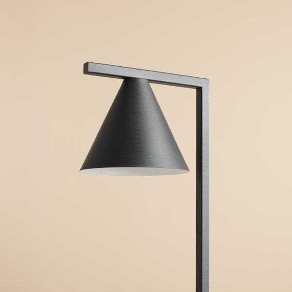 Form 40cm Sort bordlampe Fra Artera - Denne minimalistiske bordlampe med sin elegante kegleformede skærm i sort metal er det perfekte valg til dig, der ønsker et stilrent og moderne udtryk i dit hjem.