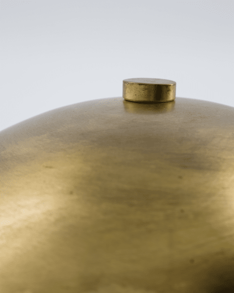 Roomie 33cm Antik messing bordlampe Fra House Doctor - Denne lampe balancerer form og funktion perfekt og tilbyder både elegance og praktisk belysning.