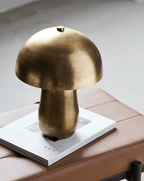 Roomie 33cm Antik messing bordlampe Fra House Doctor - Denne lampe balancerer form og funktion perfekt og tilbyder både elegance og praktisk belysning.