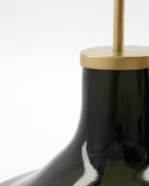 Matte 68cm Grøn bordlampe Fra House Doctor - Forvandl dit hjem med denne sofistikerede bordlampe, som kombinerer en grøn glasbase med en lys råhvid lampeskærm.