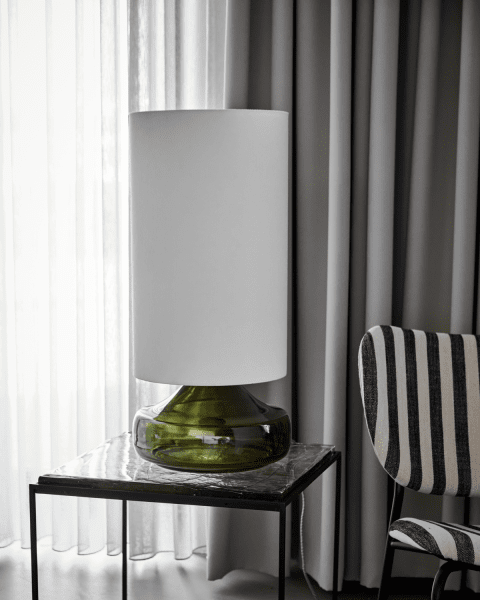 Matte 68cm Grøn bordlampe Fra House Doctor - Forvandl dit hjem med denne sofistikerede bordlampe, som kombinerer en grøn glasbase med en lys råhvid lampeskærm.