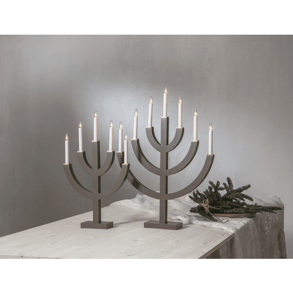 Anno Muldvarp Fra Star Trading - med malede tr&aelig;bakker i guld som dekoration.