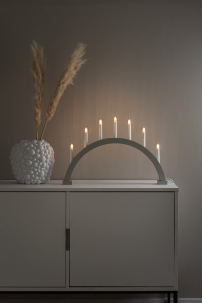 Arch 7 Lights Matt grå/grøn Fra Konstsmide - Fremstillet i tr&aelig; og malet i en diskret gr&aring;/gr&aring; nuance.