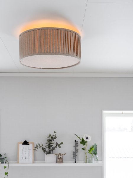 Plissé Ø45 Beige plafond Fra PR Home - L&aelig;kker og stilren plafond i l&aelig;kkert h&oslash;rstof.
