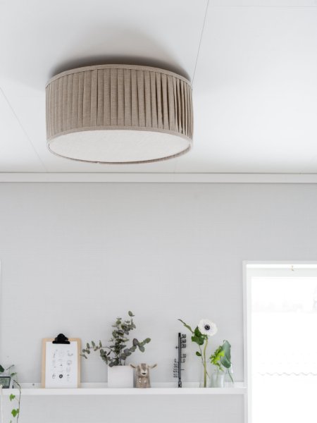 Plissé Ø45 Beige plafond Fra PR Home - L&aelig;kker og stilren plafond i l&aelig;kkert h&oslash;rstof.