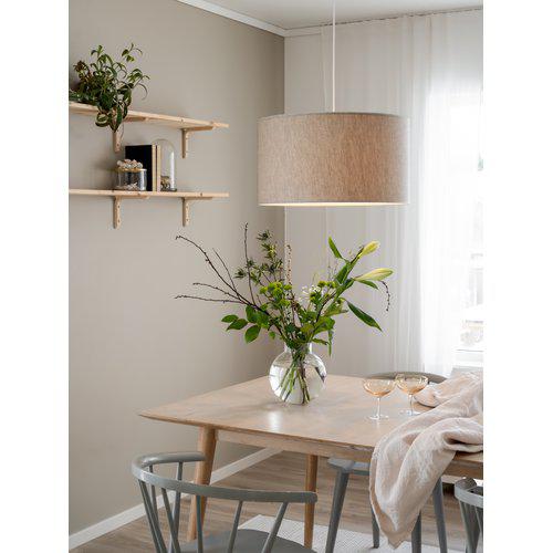 Sara Ø55 Beige loftslampe Fra PR Home - H&oslash;rstoffet i en beige, naturlig farve giver en smuk struktur, der skaber liv og en behagelig gl&oslash;d.