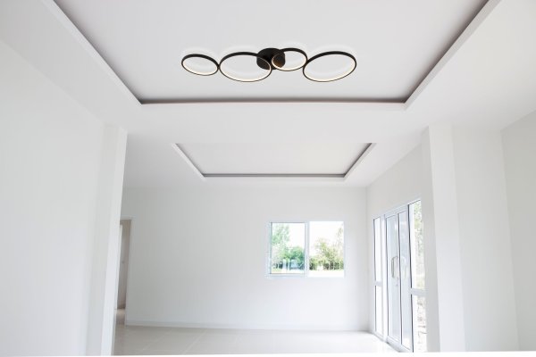 Cirque 98cm Sort plafond Fra Searchlight - Loftlampen Cirque med fire sorte og hvide metalringe og integreret LED skaber et imponerende og moderne design.
