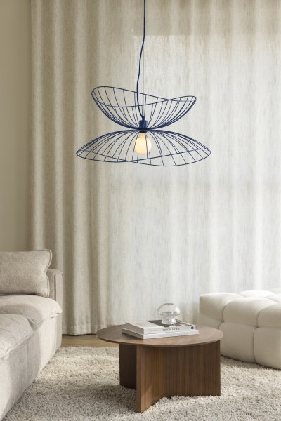 Ray Ø70 Blå loftslampe Fra Globen Lighting - De to skærme kan arrangeres på forskellige måder - enten placeret oven på hinanden eller monteret inden i hinanden for at skabe en lavere pendel.