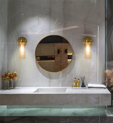 Imperial 22cm Messing badeværelseslampe Fra Searchlight - Kombinationen af satinmat messing og riflet glas giver rummet en f&oslash;lelse af moderne luksus.