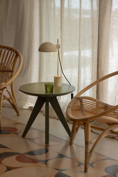 Matilda 43cm Beige skrivebordslampe Fra Faro Barcelona - Matilda er en beige bordlampe med et rent, geometrisk design, der passer ind i ethvert milj&oslash;.