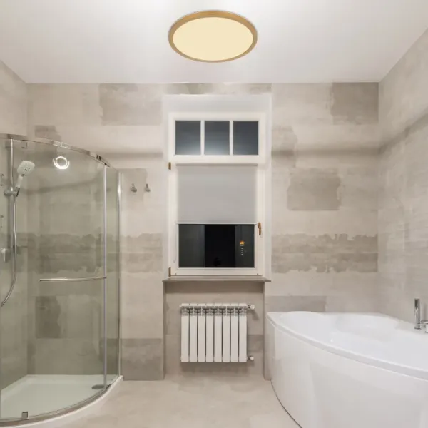 Sapana Ø30 Messing badeværelseslampe Fra Globo Lighting - Lampan &auml;r tillverkad av matt m&auml;ssingsf&auml;rgad och vit plast, vilket ger ett mjukt och bl&auml;ndfritt ljus.