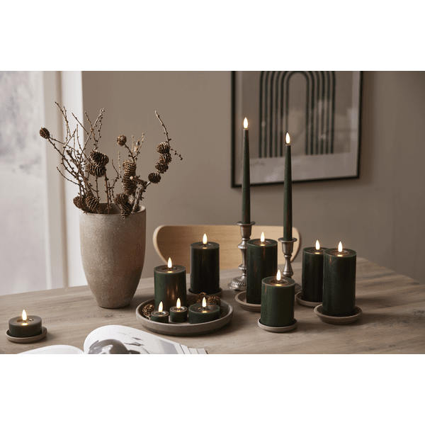 LED Telys Flamme Flow Grøn Fra Star Trading - Den har en timerfunktion og når kontakten er tændt; timer-tilstanden tænder lysene i 6 timer, 18 timer slukket, gentagne gange, hvis du vælger tændt tilstand, tænder stearinlysene i omkring 80 timer.