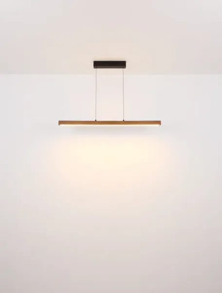 Olivus 115cm Natur loftslampe Fra Globo Lighting - Olivus &auml;r en stilren takpendel i elegant, avl&aring;ng form som kombinerar svart metall med m&ouml;rkbrunt tr&auml; och opalplast f&ouml;r en modern och sofistikerad design.