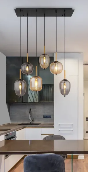 Blacky 80cm Rav loftslampe Fra Globo Lighting - De sex r&ouml;k- och amberf&auml;rgade glasgloberna i olika former h&auml;nger fr&aring;n en svart, rektangul&auml;r takplatta och kan justeras upp till 120 cm fr&aring;n taket.